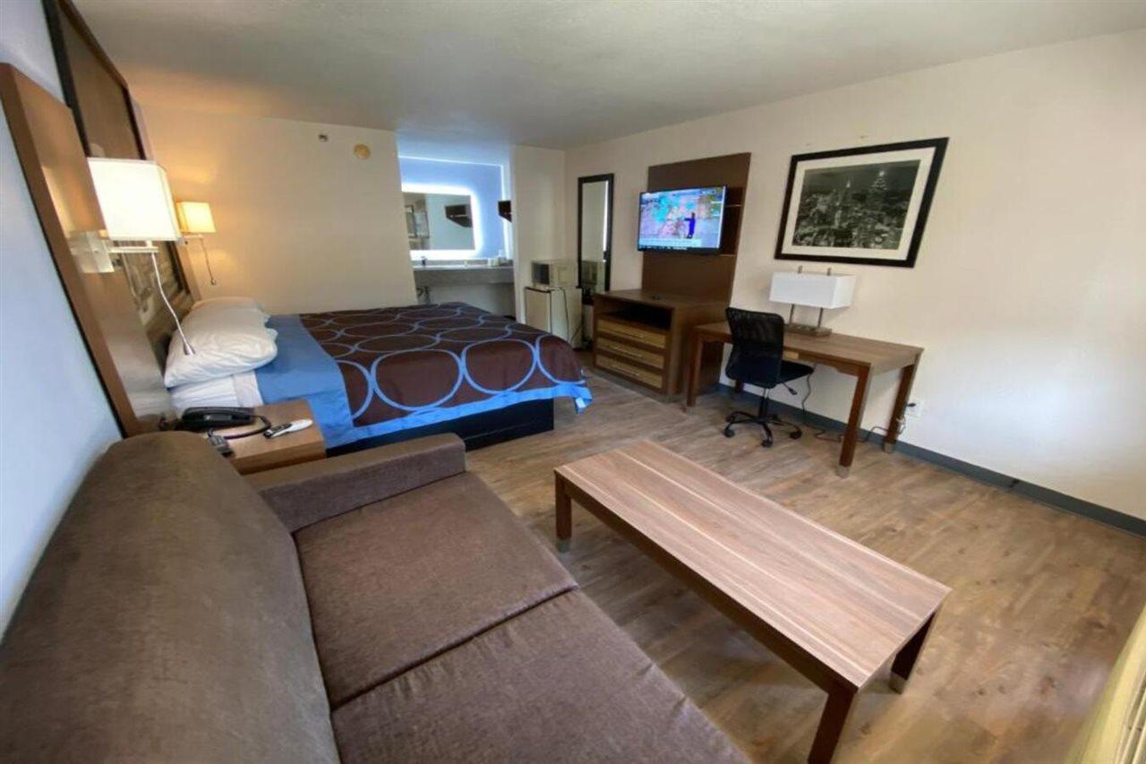 Super 8 By Wyndham Marietta/West/Atl Area Hotel Екстериор снимка