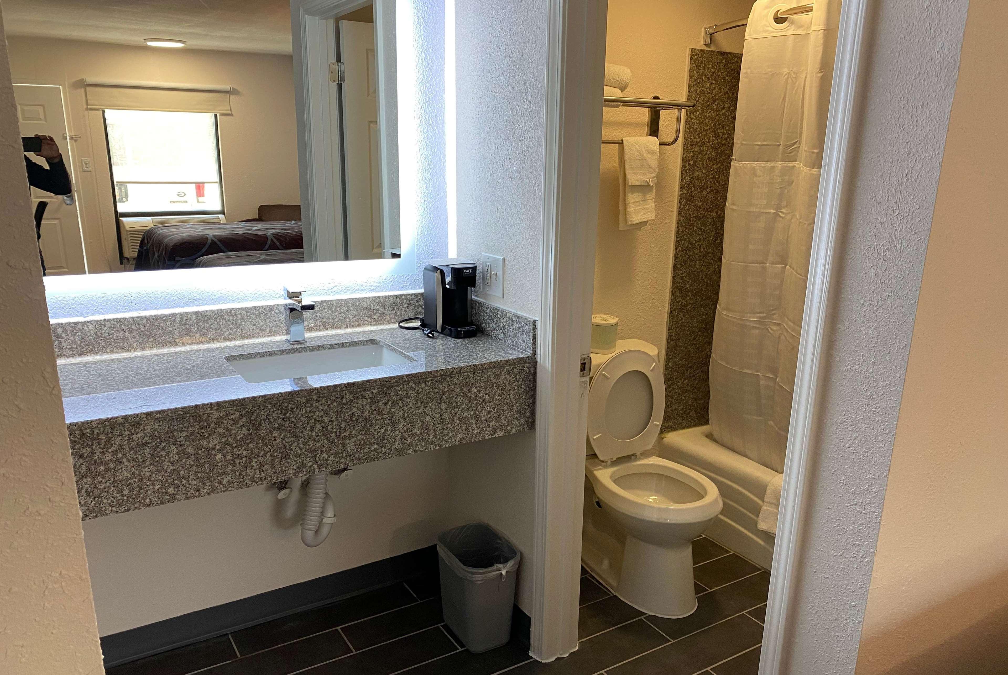 Super 8 By Wyndham Marietta/West/Atl Area Hotel Екстериор снимка