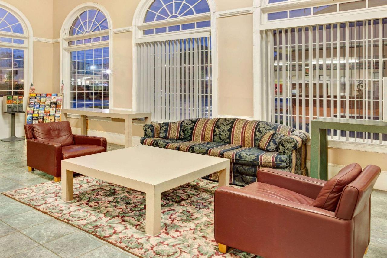 Super 8 By Wyndham Marietta/West/Atl Area Hotel Екстериор снимка