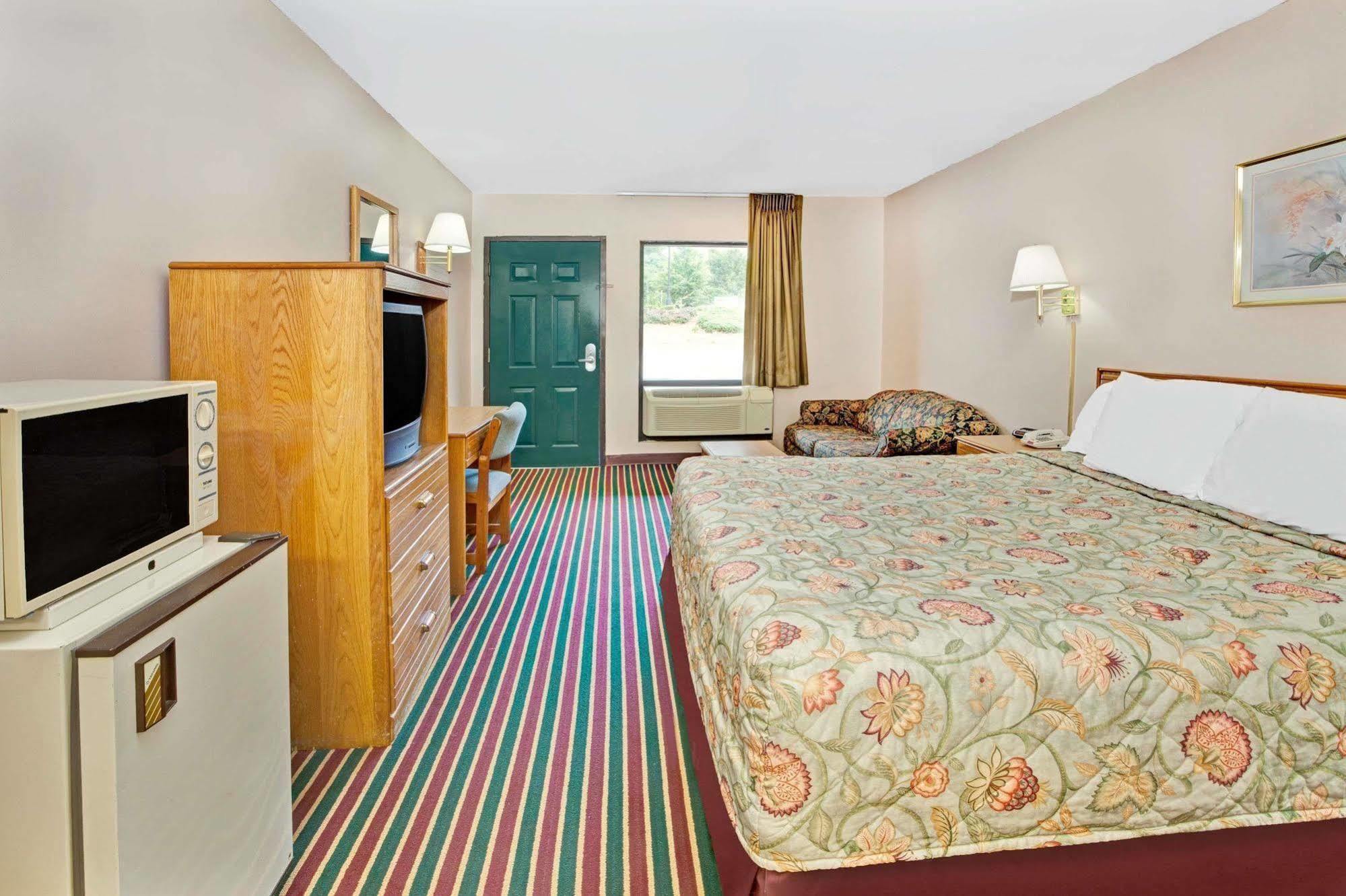 Super 8 By Wyndham Marietta/West/Atl Area Hotel Екстериор снимка