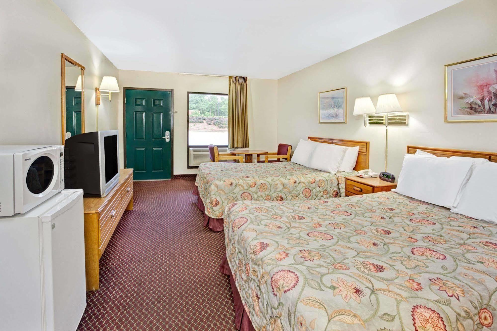 Super 8 By Wyndham Marietta/West/Atl Area Hotel Екстериор снимка