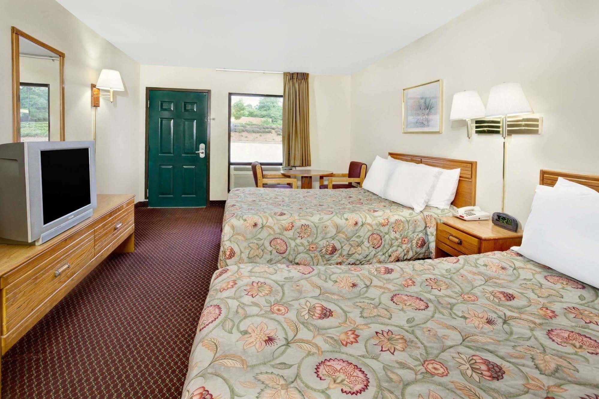 Super 8 By Wyndham Marietta/West/Atl Area Hotel Екстериор снимка