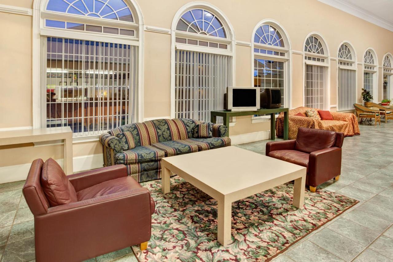 Super 8 By Wyndham Marietta/West/Atl Area Hotel Екстериор снимка
